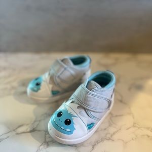 Excellent Condition | ikiki Yeti Squeaky Shoes for Toddlers | White/Gray, Size 4